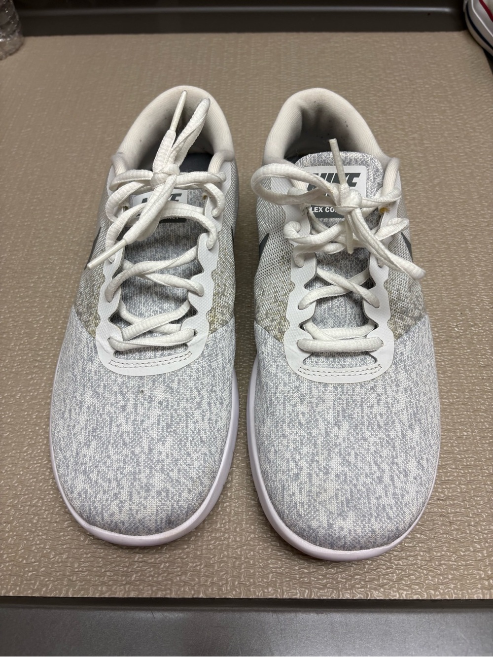 Nike women’s Lightweight White Athletic Shoes size 9